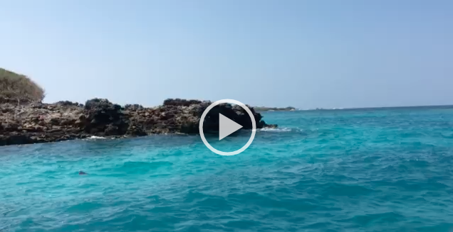 Navegando por el archipiélago de Islas del Rosario frente a Cartagena.