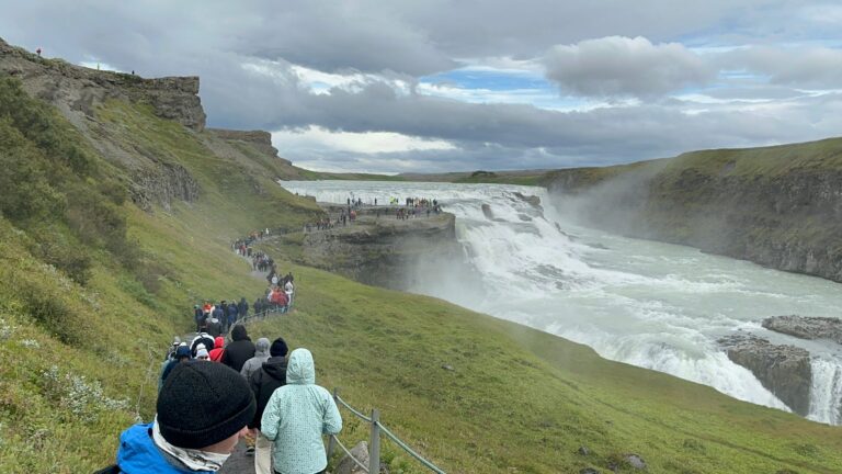 EN ISLANDIA, VI UN VOLCAN EN ERUPCIÓN