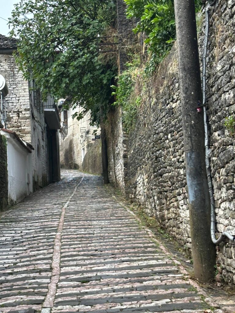 En la casa de Kadare: donde las piedras recuerdan